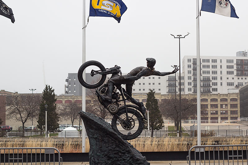 harley-statue